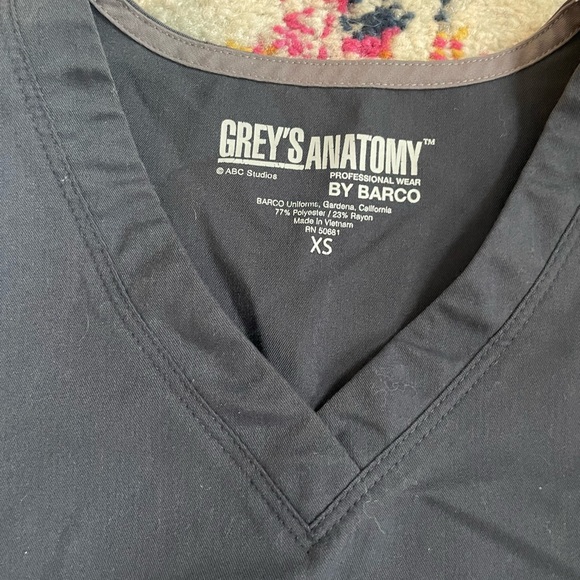 Greys Anatomy Scrub Top - Picture 2 of 3